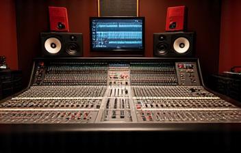 Mesa de mixagem grande em um estúdio, representando o prêmio principal de mixagem e masterização.